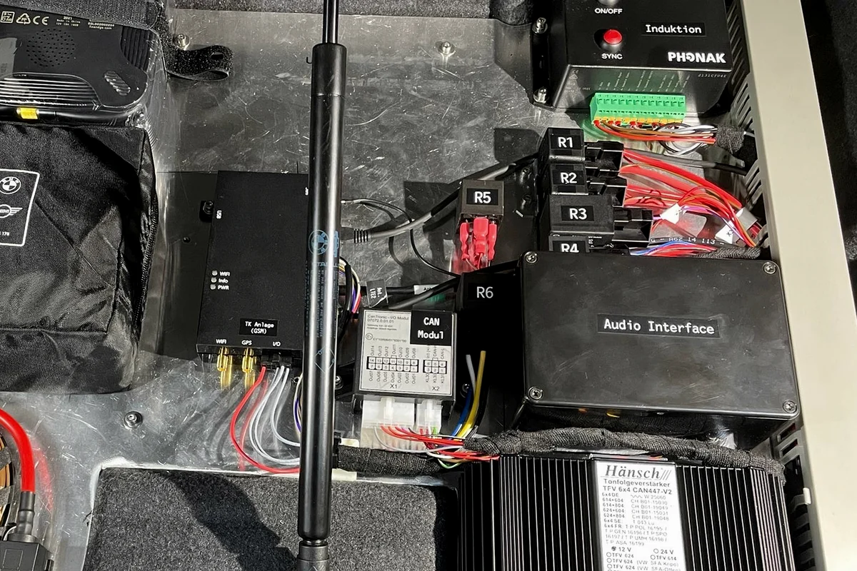Integrierte Steuer-, Audio- und Signalmodule in einem Fahrzeug
